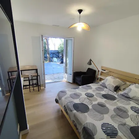 Apartment With Garden And Pool, Easy Nimes Access