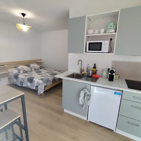 With Garden And Pool, Easy Nimes Access Daire *
