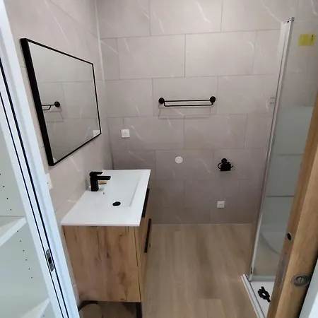 With Garden And Pool, Easy Nimes Access Daire Caissargues