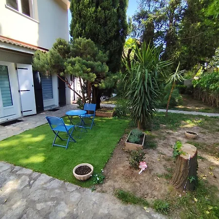 With Garden And Pool, Easy Nimes Access