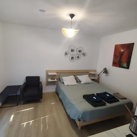 With Garden And Pool, Easy Nimes Access Appartement *