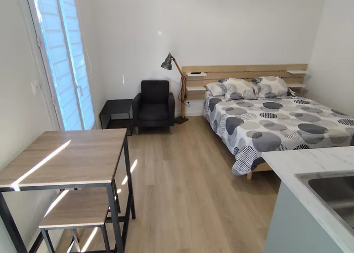 With Garden And Pool, Easy Nimes Access