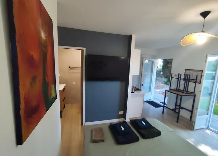 With Garden And Pool, Easy Nimes Access Кэсарг