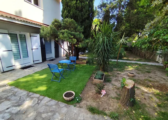With Garden And Pool, Easy Nimes Access